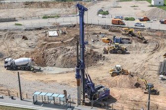 Baustart für Chemnitzer Innenstadtquartier: Was wird aus der Mikwe? - Nach den Grabungen haben Bauarbeiten auf dem ehemaligen Parkplatz an der Johanniskirche an der Ecke Bahnhofstraße/Augustusburg Straße begonnen. Das weiße Viereck im Hintergrund ist die geschützte Mikwe.