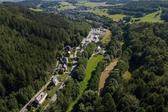 Baustart für ersehnten Radweg im Erzgebirge soll 2024 erfolgen - Für den Radweg von Herold (hinten) nach Thum gibt es zwei mögliche Linienführungen. Die bevorzugte Route verläuft am Fuß der Deponie am Wertstoffhof entlang und quert erst dann den Jahnsbach, der hier von Bäumen verdeckt ist.
