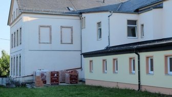 Baustart für Erweiterung des Soziokulturellen Zentrums - In der Ecke zwischen der ursprünglichen Schule (links) und einem nach den Zweiten Weltkrieg errichteten Anbau entsteht ein weiterer Anbau mit zwei Wirtschaftsräumen. Das Fundament dafür wurde bereits 2020 gegossen.