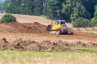 Baustart für Industriegebiet in Oberlosa von Konflikten begleitet - Links und rechts der B 92, unmittelbar an der Autobahn, bewegen Planierraupen bereits Erde. Doch das Industrie- und Gewerbegebiet Oberlosa Teil 1 polarisiert.