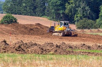 Baustart für Industriegebiet in Oberlosa von Konflikten begleitet - Links und rechts der B 92, unmittelbar an der Autobahn, bewegen Planierraupen bereits Erde. Am Montag geht es dann richtig los. Das Industrie- und Gewerbegebiet Oberlosa Teil 1 polarisiert.