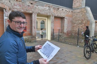 Baustart für Kulturhauptstadt-Projekt an der B 173: Was tut sich hinter „Drei Schwanen“ in Oederan? - Marco Metzler vom Stadtmarketingverein hat den Plan: Hinter der Fassade der „Drei Schwanen“ entsteht in den kommenden Wochen ein Skulpturengarten.