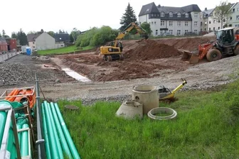 Baustart für neue Kita in Lichtenstein - Bei Lichtensteins größtem Bauvorhaben geht es voran. Auf dem Baugrundstück im Stadtteil Callnberg herrscht Betrieb.