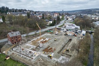 Baustart für neuen Edeka in Adorf: Worauf sich Kunden freuen können - Die Baustelle des neuen Edekas in Adorf aus der Luft. Bis Dezember soll alles fertig sein.