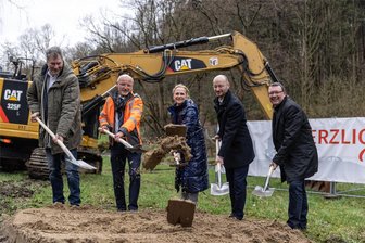 Baustart für neuen Radweg im Erzgebirge - Thums Bürgermeister Thomas Mauersberger (2. v. r. ) hatte für Montag zum ersten Spatenstich eingeladen.