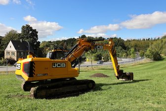 Baustart für neues Feuerwehrdepot im Erzgebirge - Bei Sonnenschein hat der Bagger am Dienstag die Baustelle für neue Depot „eröffnet“.