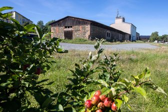 Baustart für neues Feuerwehrhaus der Ortsfeuerwehr Straßberg-Neundorf - Neundorf, Rittergut: Wo der Flachbau steht, soll das Feuerwehrgebäude errichtet werden.