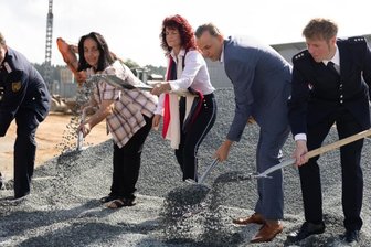 Baustart für neues Feuerwehrzentrum in Eich - Symbolischer Spatenstich im Kies, v. l. Tilo Zimmermann, Vize-Chef Kreisfeuerwehrverband, Dezernentin Christina Uhlenhaut, Bürgermeisterin Andrea Jedzig, Referatsleiter Andreas Kunze-Gubsch und Kreisbrandmeister Gerd Pürzel.