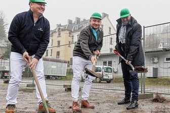 Baustart für neues Praxiszentrum - Vollzogen den ersten Spatenstich für den Neubau: die Tierärzte und Inhaber Dr. Stanley Geisler und Marcus Hoppe sowie Bürgermeister Thomas Proksch (v. l.). 