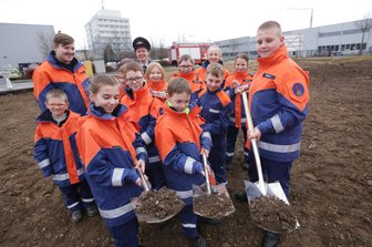 Baustart für Rettungswache und Gerätehaus - Am Samstag erfolgte der erste Spatenstich durch die Freiwillige Feuerwehr Glösa.
