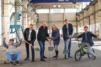 Baustart für Skatehalle in Chemnitz: Auch ohne Neubau in Deutschlands Top 3 - Tom Hardies und Alexander Beck von der Druckbude, Steve Tietze und Beatrice Uhlig von der Schönherr-Gesellschaft und Sebastian Fritzsch und Roger Rabenhold (von links) aus dem Sportamt.