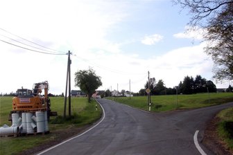 Baustart für Straßensanierung in Coschütz - Rechts mündet der Losaweg in die Straße nach Reimersgrün (bergab). Von der Kreuzung an der Alten Schule in der Friedenstraße bis dahin verläuft die gut 380 Meter lange Baustelle. Bagger und Baumaterial standen schon vor Pfingsten für den unmittelbaren Start der Arbeiten bereit.