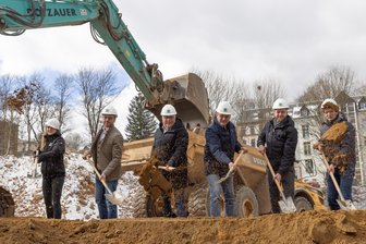 Baustart für Supermarkt auf altem OPEW-Gelände im Erzgebirge: Oberbürgermeister gibt Erinnerungen preis - Auf dem einstigen OPEW-Gelände in Annaberg beginnt der Bau eines neuen Edeka-Marktes. Am Montag erfolgte der erste Spatenstich.