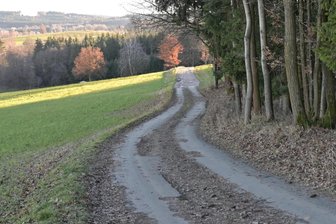 Baustart im Frühjahr: Wo Crinitzberg den nächsten Radweg baut - Die Alte Hirschfelder Straße in Obercrinitz wird in diesem Jahr auf rund 1,2 Kilometern zum Rad- und Wirtschaftsweg ausgebaut.