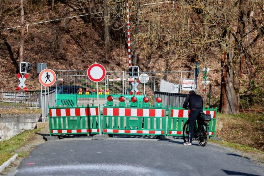 Baustart in Barthmühle: Brückenbau hat begonnen - Radfahrer und Fußgänger sollen die Weiße Elster in Barthmühle bald wieder überqueren können. 