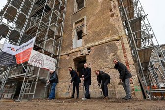 Baustart in Chemnitz: Einstiges Gefängnis auf dem Kaßberg wird Gedenkstätte - Erster Spatenstich vor jenem Zellentrakt, in dem einst die zur Ausreise in die Bundesrepublik vorgesehenen Häftlinge untergebracht waren. Von links: Zeitzeuge Michael Schlosser, Markus Franke vom Staatsministerium für Kunst, Wissenschaft und Kultur, OB Sven Schulze, Vereinschef Jürgen Renz und Jens Kroll vom Investor Cegewo.