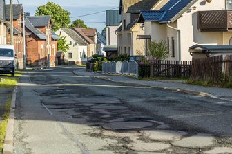 Baustart steht fest: Diese Straße in Auerbach wird ab Mitte Juni zur Baustelle - Schlaglöcher zeichnen die Spartakusstraße in Auerbach. Ab Mitte Juni wird dort gebaut.