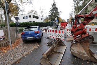 Baustelle als Fahrparcours missbraucht: Riskante Szenen im Villenviertel in Glauchau kein Einzelfall - Blick auf die Baustelle an der Kreuzung von Wettiner Straße und Martinistraße. Aus Richtung Heinrichshof versucht ein blauer VW den Bereich zu passieren.