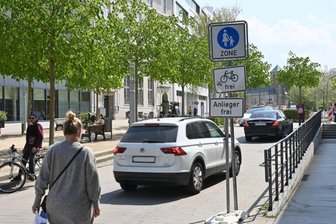 Baustelle am Johannisplatz in Chemnitz: Es bleibt eng für Fußgänger und Autofahrer - Radfahrer, Fußgänger und Autofahrer teilen sich derzeit eine schmale Zufahrt zum Johannisplatz, die als Fußgängerzone und für Radler ausgewiesen ist. Nicht alle Verkehrsteilnehmer wissen, dass der Weg auch für Autos und Lkw freigegeben ist. Darauf weist das Schild "Anlieger frei" hin.