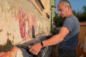 Baustelle am Jugendzentrum in Treuen: Längere Bauzeit und Mehrkosten - Bautenschutz-Fachmann Norman Hein bei Arbeiten am Mauerwerk zur Trockenlegung des Juzet in der Treuener Friedensstraße.