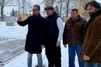David Ksoll (l.), Technik-Chef im Krankenhaus Mittweida, hat am Montag mit Bauleiter Lars Heckel, Polier Michael Just und Bauüberwacher Stephan Schwarzbold (v.l.) beraten, wie es auf der Baustelle am Krankenhaus weitergeht. Foto: Franziska Pester