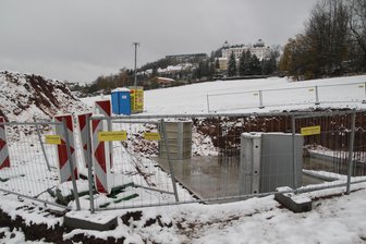 Baustelle am Ortsrand von Augustusburg sorgt für Rätselraten - Die Baustelle am Verbindungsweg zum Seniorenhaus ist abgesperrt und wird sogar videoüberwacht. Fest steht, hier wird es hoch hinaus gehen.