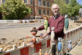 Baustelle am Zwickauer Georgenplatz bereitet Händlern Sorgen: „Das ist ein großer Einschnitt“ - Martin Scharschmidt verkauft sein Kunsthandwerk seit Montag direkt neben einer Baustelle. Er blickt pessimistisch auf die kommenden Monate.