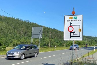 Baustelle auf B 92 im Vogtland: Unmut über Ausschilderung einer Vollsperrung, die noch keine ist - Entlang der B 92 ist eine Vollsperrung ausgeschildert. Voll gesperrt ist die Straße aber tatsächlich erst in zweieinhalb Wochen.