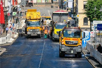Baustelle auf Bundesstraße 101: Engelkreuzung in Aue wieder frei - Mit geballter Maschinenpower hat der Baubetrieb in der vergangenen Woche den Asphalt im Bereich der Engelkreuzung in Aue aufgebracht. Die Fahrbahnmarkierung folgte am Freitag. 