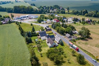 Baustelle auf dem Weg von Chemnitz zu Karls Erlebnis-Dorf: Wird die B 169 an der falschen Stelle ausgebaut? - Der Blick auf Heyda mit der B 169 aus Richtung Döbeln. Künftig soll der Verkehr hier links im Bild an der kleinen Siedlung ich Richtung Karls Erlebnisdorf vorbeigeführt werden.