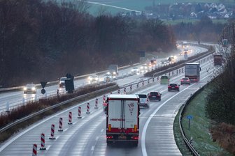 Baustelle auf der A 4 zwischen Glauchau und Hohenstein-Ernstthal: Polizei ertappt 760 Temposünder - Auf der A 4 stehen aktuell nur vier Fahrspuren zur Verfügung. Die Polizei kontrolliert das Tempolimit.
