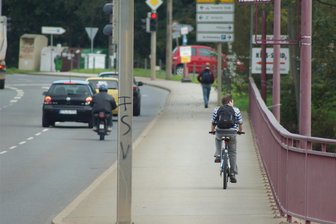 Baustelle auf Glück-Auf-Brücke in Zwickau ohne Bauarbeiter? Beton muss vor Freigabe erst aushärten - Die Glück-Auf-Brücke ist eine wichtige Einflugschneise für Zwickau.