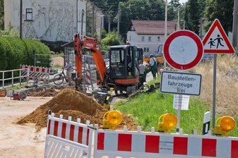 Baustelle auf Pendlerstrecke in Glauchau: Unfall beschäftigt die Polizei - Die Mülsener Straße ist eine Baustelle. Hier ereignete sich am Freitag ein Unfall.