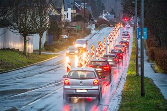 Baustelle B 169 im Erzgebirge: Wann die nächste Sperrung droht und wie lange noch Überholverbot gilt - Blick auf die B 169 in Bad Schlema: Seit einigen Tagen trennen Warnbaken die Fahrstreifen. Die Fahrbahnmarkierung fehlt weiter in dem Bereich.