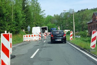 Baustelle B 283 in Zwota: Warum sich Situation wieder etwas entspannt hat - Die Arbeiten zum Verlegen einer neuen Gasleitung in die Fahrbahn der B 283 in Zwota liegen bislang im Plan.