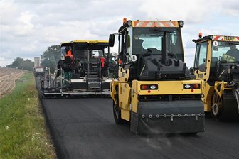 Baustelle bei Geringswalde wandert weiter - Am 25. September bauten Mitarbeiter der Firma Reif bei Zschaagwitz die Binderschicht ein.