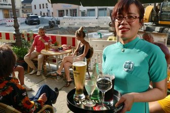 Baustelle bietet Hauch von Biergartenflair - Die Stühle vor dem Asia-Restaurant von Nga Le To am Zschopauer Neumarkt waren am Samstagabend voll besetzt.