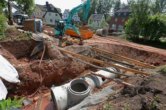 Baustelle Bundesstraße 173: Durchlassrohre sind verlegt - Für den neuen Durchlass unter der Bundesstraße 173 in Oberlungwitz liegen die Stahlbetonrohre in der Erde. 