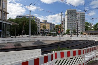 Baustelle Chemnitz: Neue Vollsperrungen und Einschränkungen ab dieser Woche - Am Falkeplatz entstehen nicht nur neue Straßenbahngleise. Es werden auch Fuß- und Radanlagen sowie Fahrbahnen erneuert.