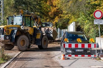Baustelle: Hier ist kein Durchkommen - Die Thierbacher Straße in Penig ist am Ortsausgang in Richtung Thierbach wegen Bauarbeiten für die Hochwasserschutzanlage gesperrt. 