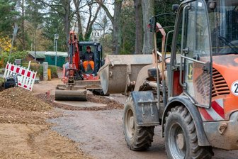 Baustelle: Hier ist kein Durchkommen - Noch bis voraussichtlich 17. Dezember ist die Straße Ehrenzug in der Stadt Oederan wegen Straßenbauarbeiten voll gesperrt.