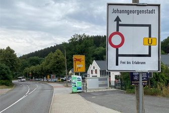 Baustelle im Erzgebirge: 45 Kilometer Umleitung auf der S 272 im Test - Wer aus Richtung Kreisverkehr am Viadukt in Schwarzenberg kommt und nach Johanngeorgenstadt will, soll von der Karlsbader Straße (S 272) auf die Erlaer Straße (S 274) abbiegen und weiter in Richtung Sosa und Eibenstock fahren. Voraussichtlich bis 4. August macht sich wegen Bauarbeiten eine weiträumige Umleitung erforderlich.