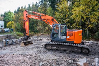 Baustelle im Erzgebirge zieht sich über ein Jahrzehnt: Jetzt wird Hochwasserschaden von 2013 doch beseitigt - Am Dorfbach in Schönheide wird die Baumaßnahme zur Beseitigung des Hochwasserschadens an der Stützmauer beendet.