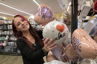 Baustelle im Paletti-Park in Lugau: Einkaufscenter erweitert Fläche für Discounter - Lysann Haller von der Teamleitung der Tedi-Filiale in Lugau. Die Verkaufsfläche wird durch einen Anbau erweitert.