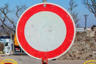 Baustelle in Eichigt: Autofahrer ignorieren Sperrscheibe - Hier dürfte eigentlich niemand durchfahren. 