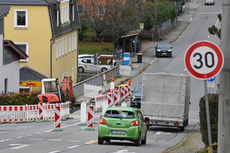 Baustelle in Mühlau: Was in der Erde verlegt wurde - Straßendecke, Straßenentwässerung, ein durchgehender Gehweg und Fernsehkabel: Die Arbeiten an der Oberen Hauptstraße sind umfangreich.