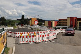 Baustelle in Schwarzenberg-Sonnenleithe: Kreuzung bereits asphaltiert - Dieser Kreuzungsbereich der Sachsenfelder Straße am Abzweig zur Lerchenstraße ist ab Montag wieder befahrbar.