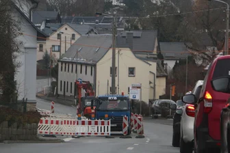 Baustelle in Syrau: Ampel an B 282 rückt jetzt weiter - Autostau an der Ampel auf der B 282 in Syrau.