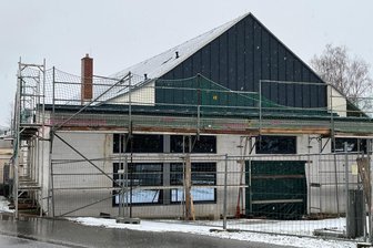 Baustelle in Triebel soll bis Jahresmitte Geschichte sein - Der Mehrzweckanbau entsteht am Kulturhaus in Triebel.
