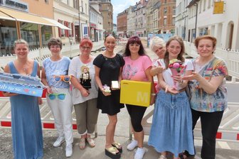 Baustelle in Werdauer Innenstadt: Welche Forderungen die Geschäftsfrauen jetzt aufstellen - Den Händlerinnen, die an der Innenstadtbaustelle ihre Geschäfte betreiben, ist eigentlich das Lachen vergangen. Für die Fotoaktion machen sie gute Miene zum bösen Spiel.